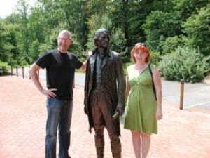Tourists posing with the life-sized statue of Jefferson at Monticello